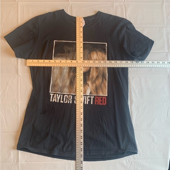 🎤🎸Original Taylor Swift 2013 Red Tour Shirt - Size  Medium🎤🎶🎵🎸 ⭐️HOST PICK⭐️ - Picture 8 of 8